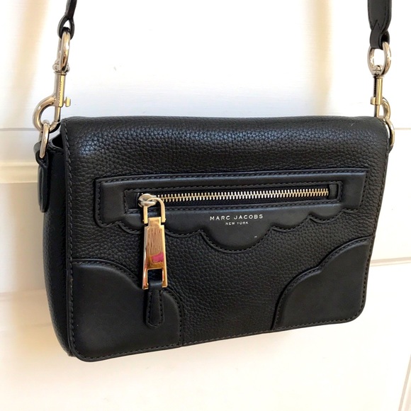 Marc Jacobs Handbags - Marc Jacobs crossbody black pebbled leather bag scallop shaped accents Big zippe